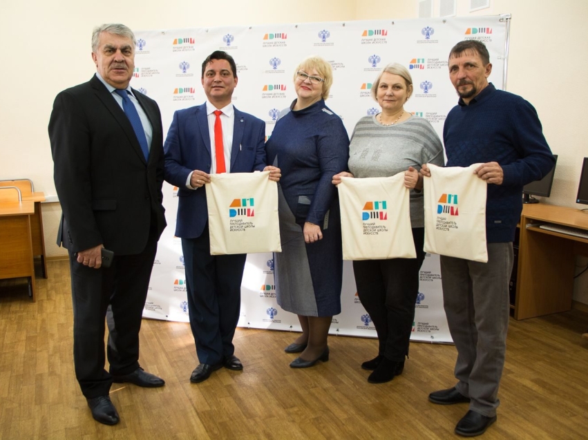 Открытый урок в хабаровской школе искусств провел преподаватель из Забайкалья 